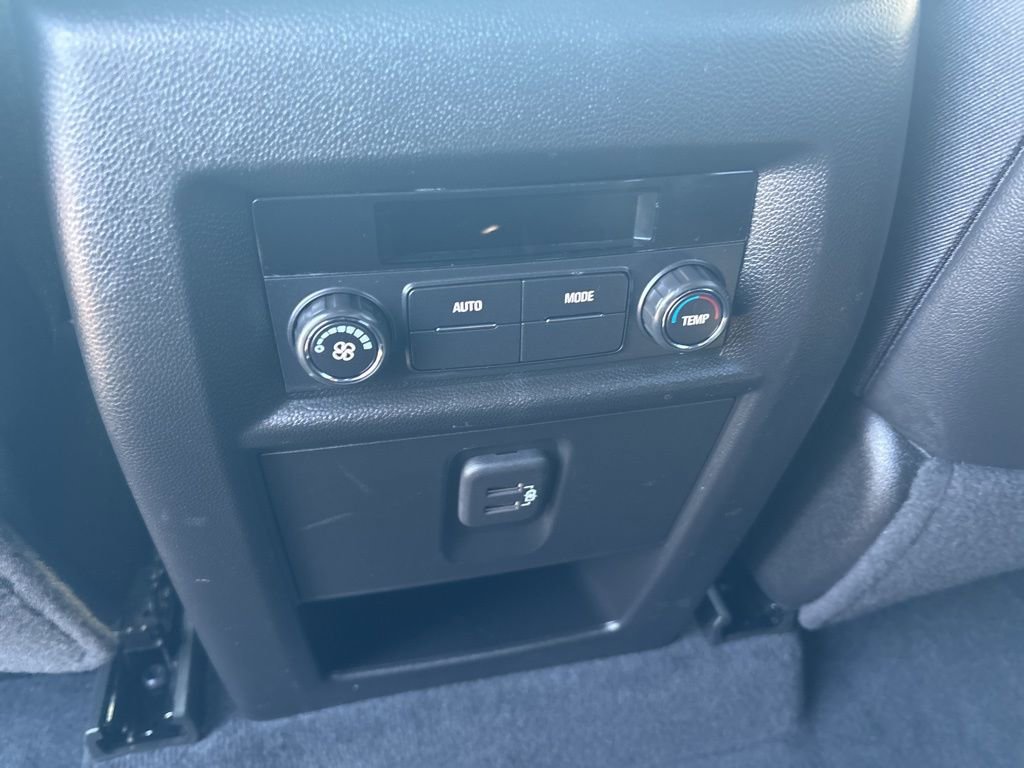 Used 2023 Chevrolet Traverse LT w/ Rear Camera Mirror Package image 26