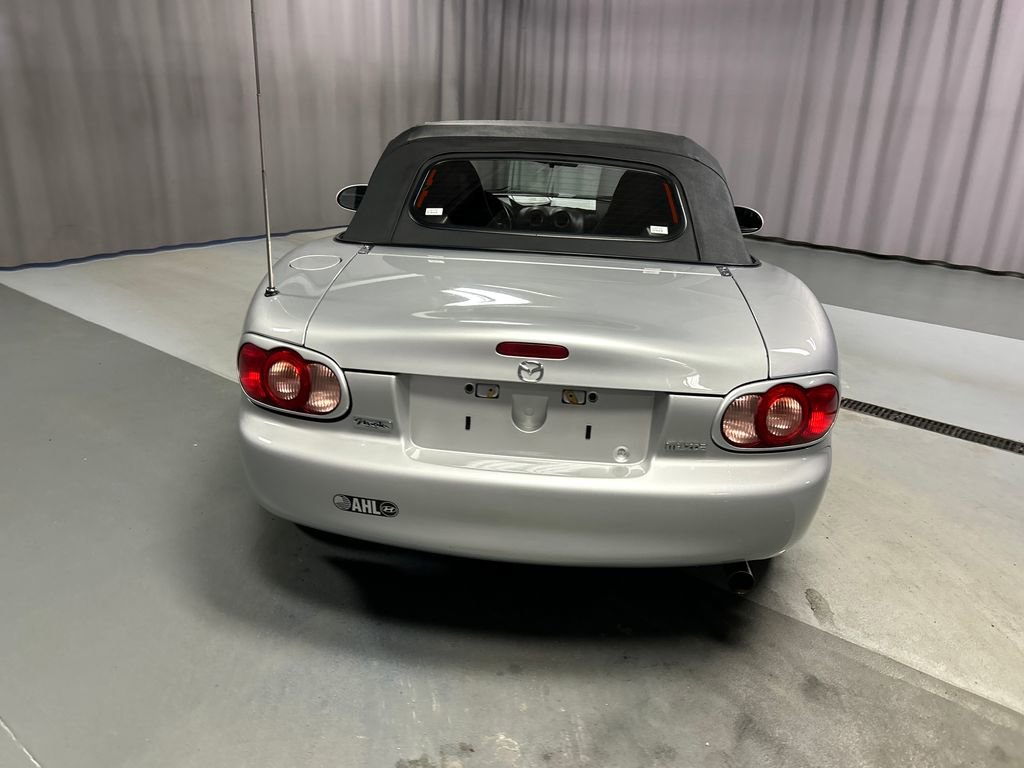 Used 2004 MAZDA MX-5 Miata w/ Cloth Azure Blue Pkg image 6
