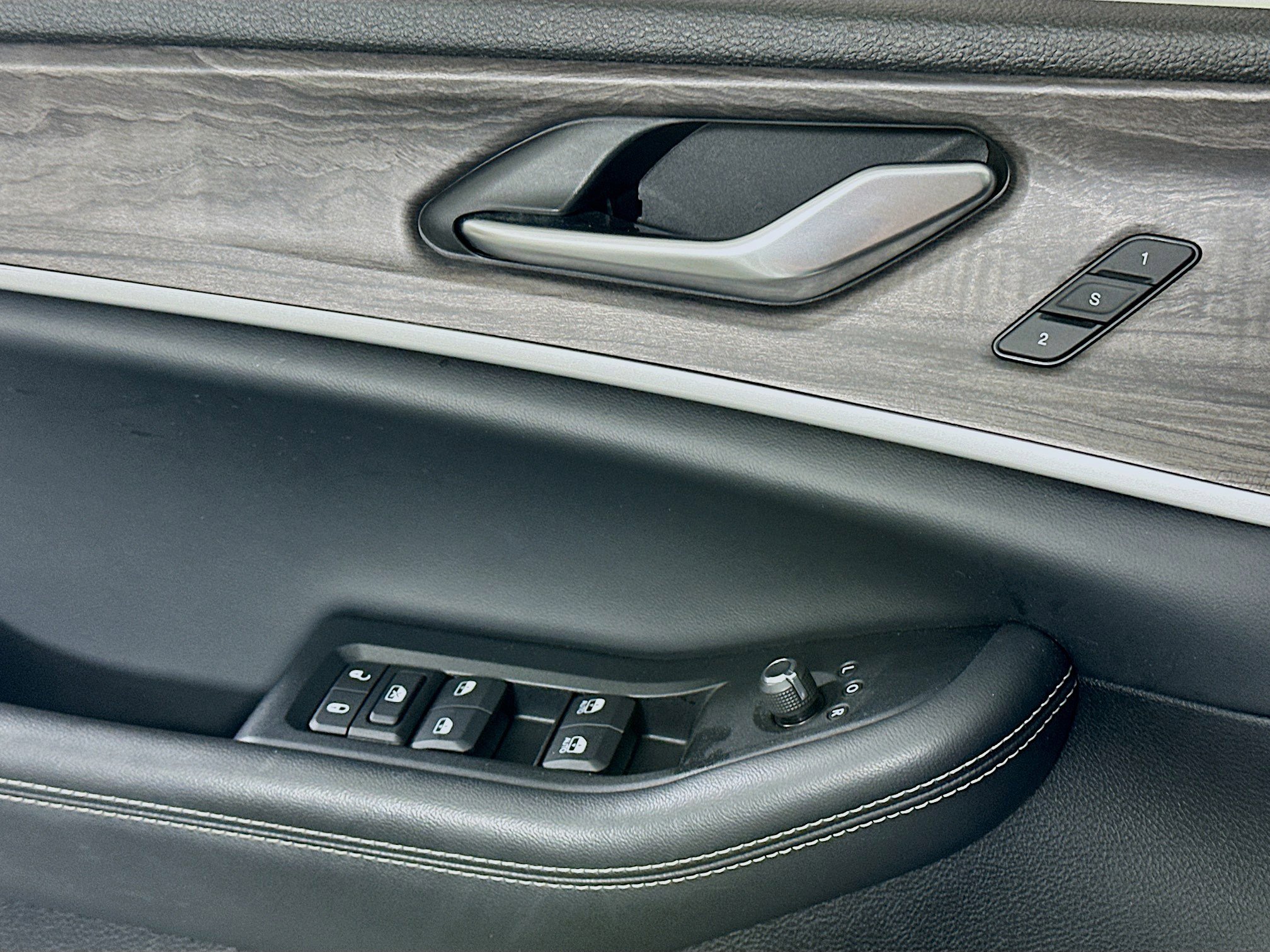 Used 2022 Jeep Grand Cherokee Limited 4xe w/ Luxury Tech Group II image 15