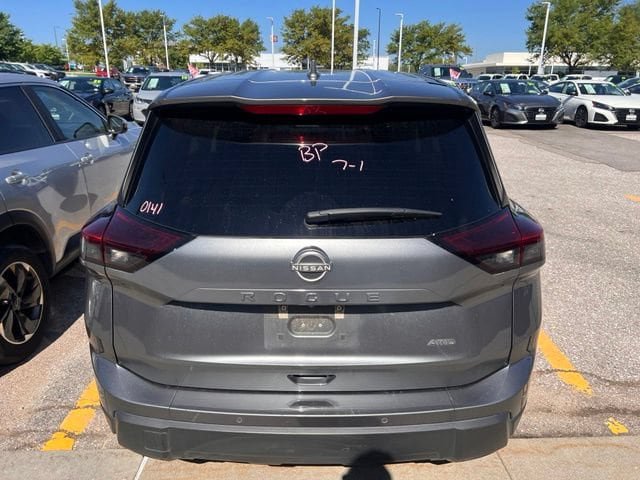 Used 2025 Nissan Rogue SV AWD/4WD image 4