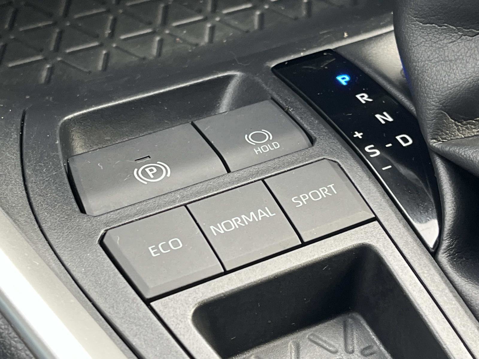 Used 2019 Toyota RAV4 XLE w/ Phone Cable & Charge Package image 34