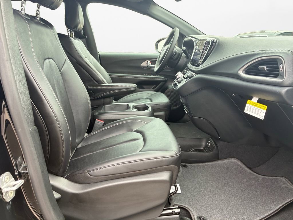 New 2026 Chrysler Pacifica Select FWD image 24