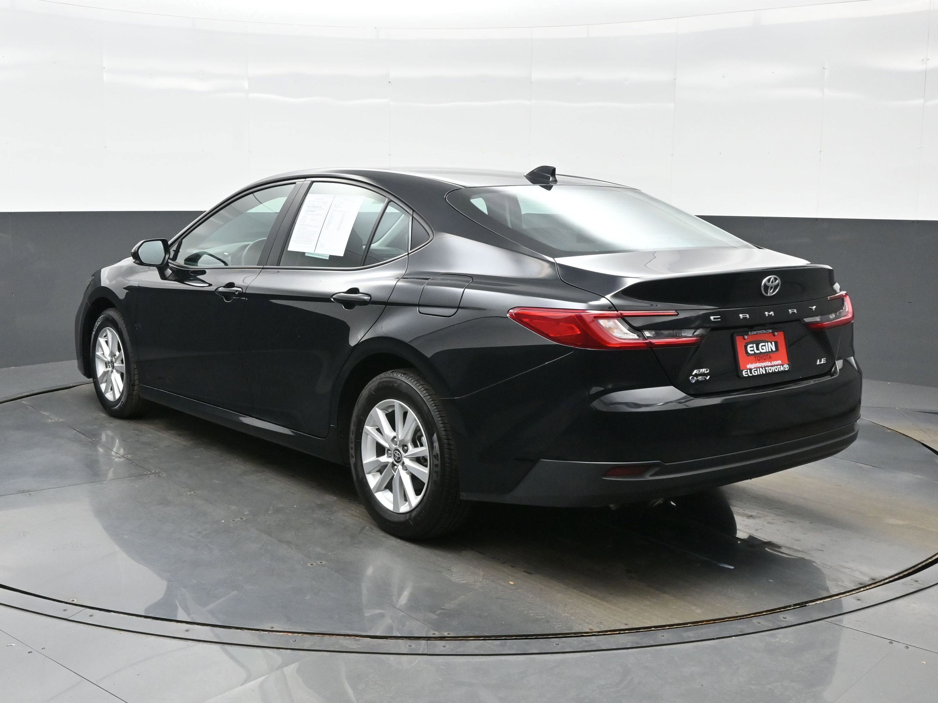 Used 2025 Toyota Camry LE w/ Convenience Package image 4