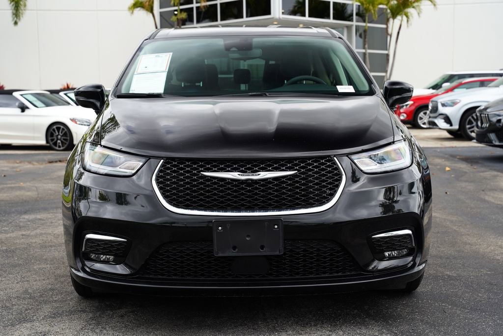 Used 2024 Chrysler Pacifica Touring-L image 2