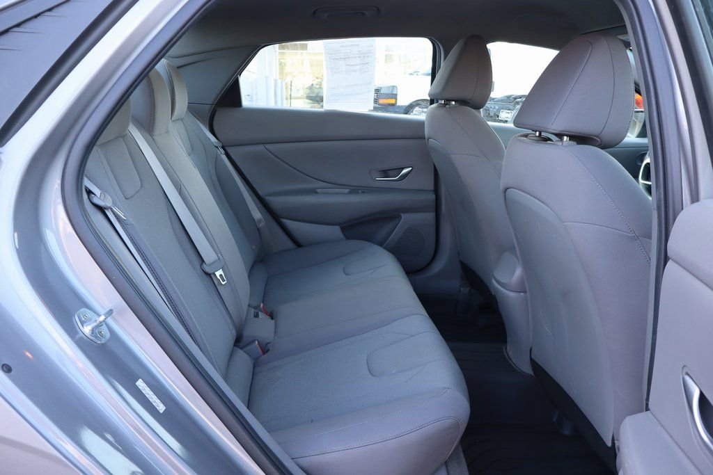 Used 2021 Hyundai Elantra SE image 24