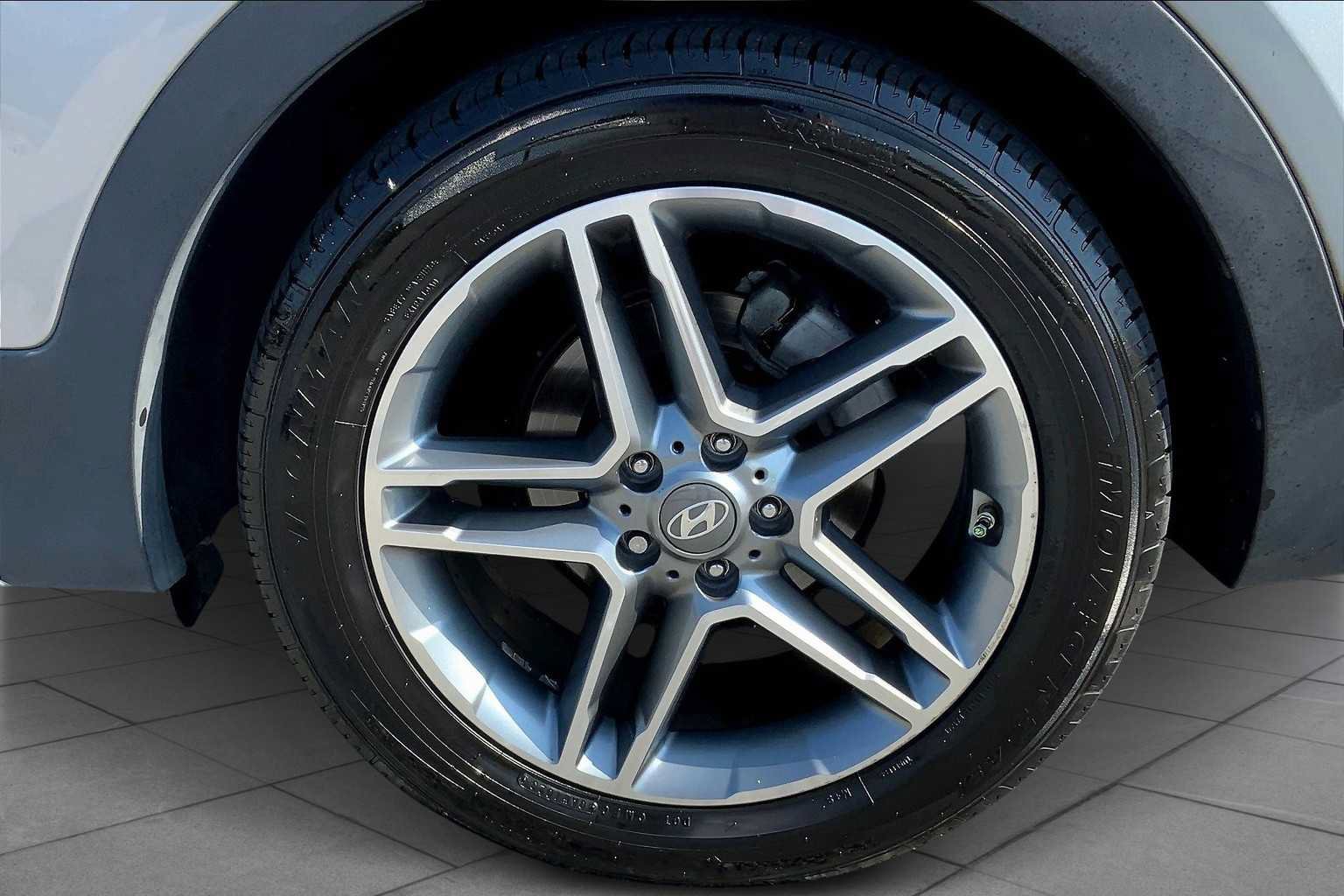 Used 2017 Hyundai Santa Fe Limited AWD/4WD image 11
