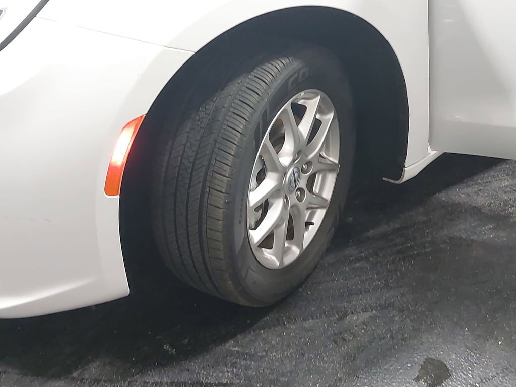 Used 2025 Chrysler Pacifica Select image 34