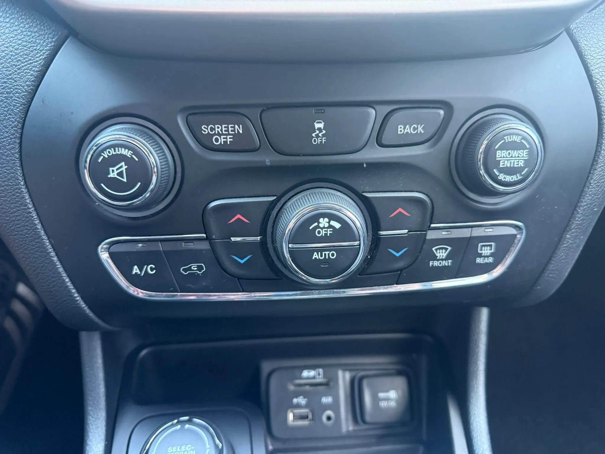 Used 2016 Jeep Cherokee Limited AWD/4WD image 23
