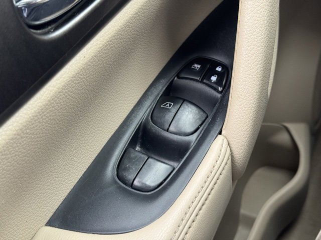 Used 2015 Nissan Rogue SV w/ SV Premium Package image 23