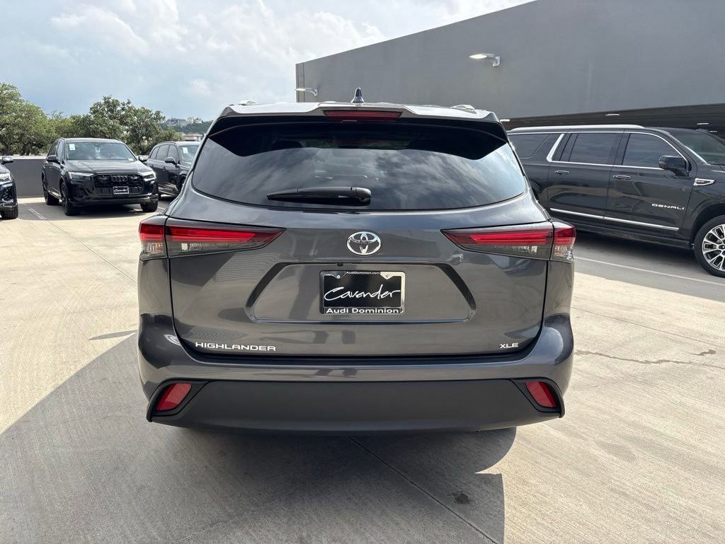 Used 2025 Toyota Highlander XLE FWD image 7