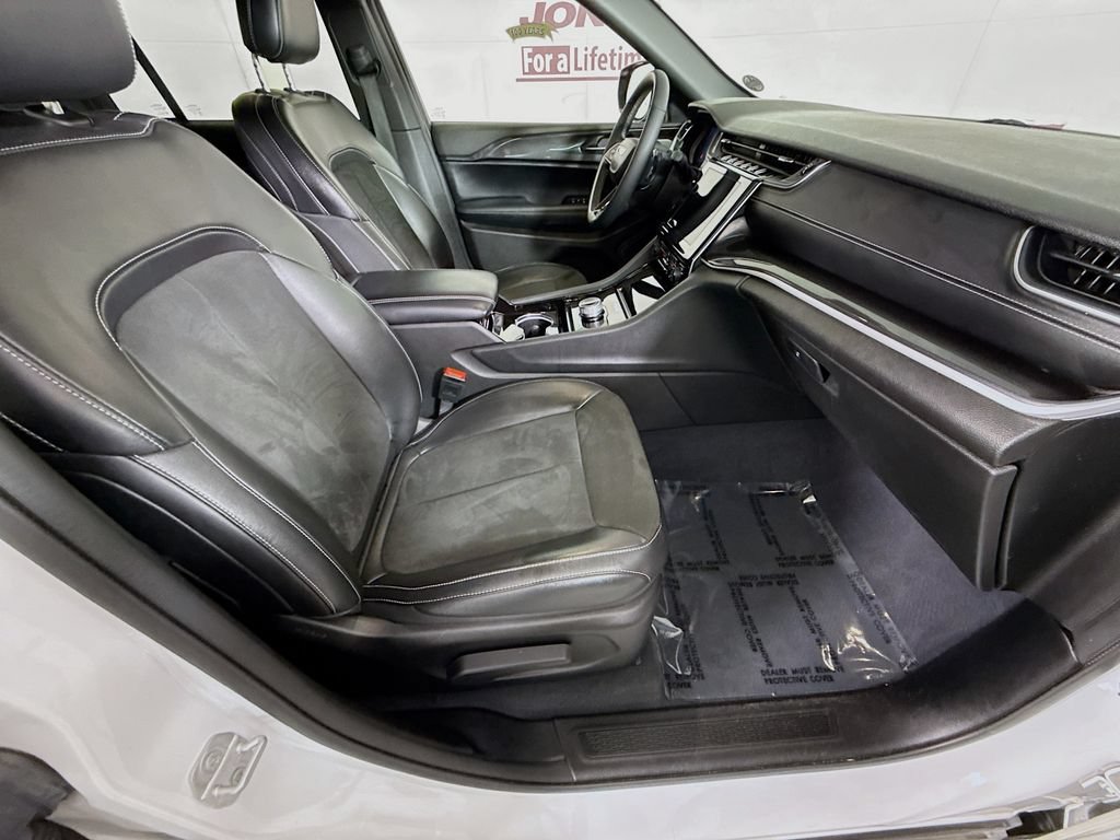 Used 2023 Jeep Grand Cherokee Altitude AWD/4WD image 30