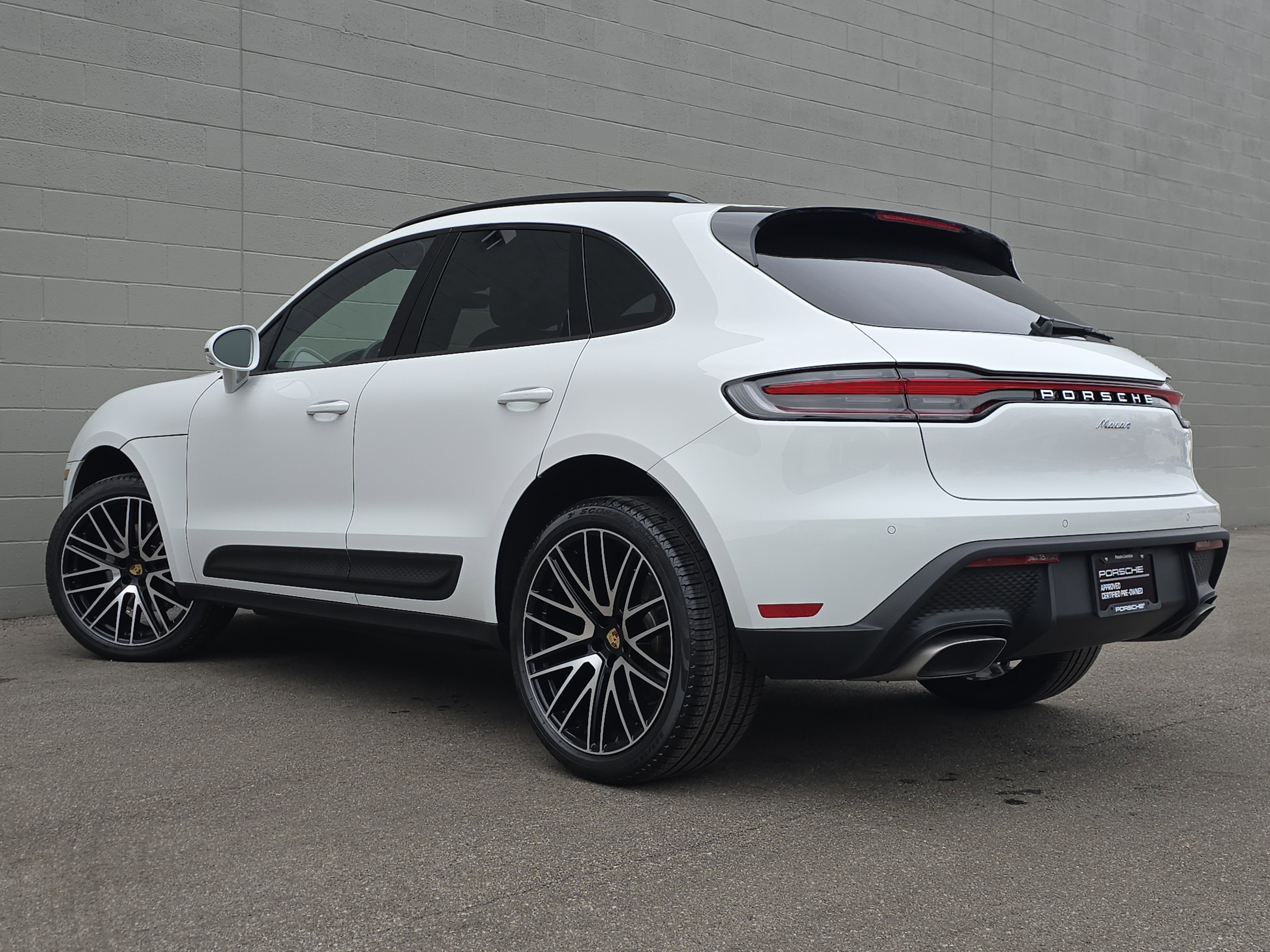 Certified 2025 Porsche Macan AWD/4WD image 3