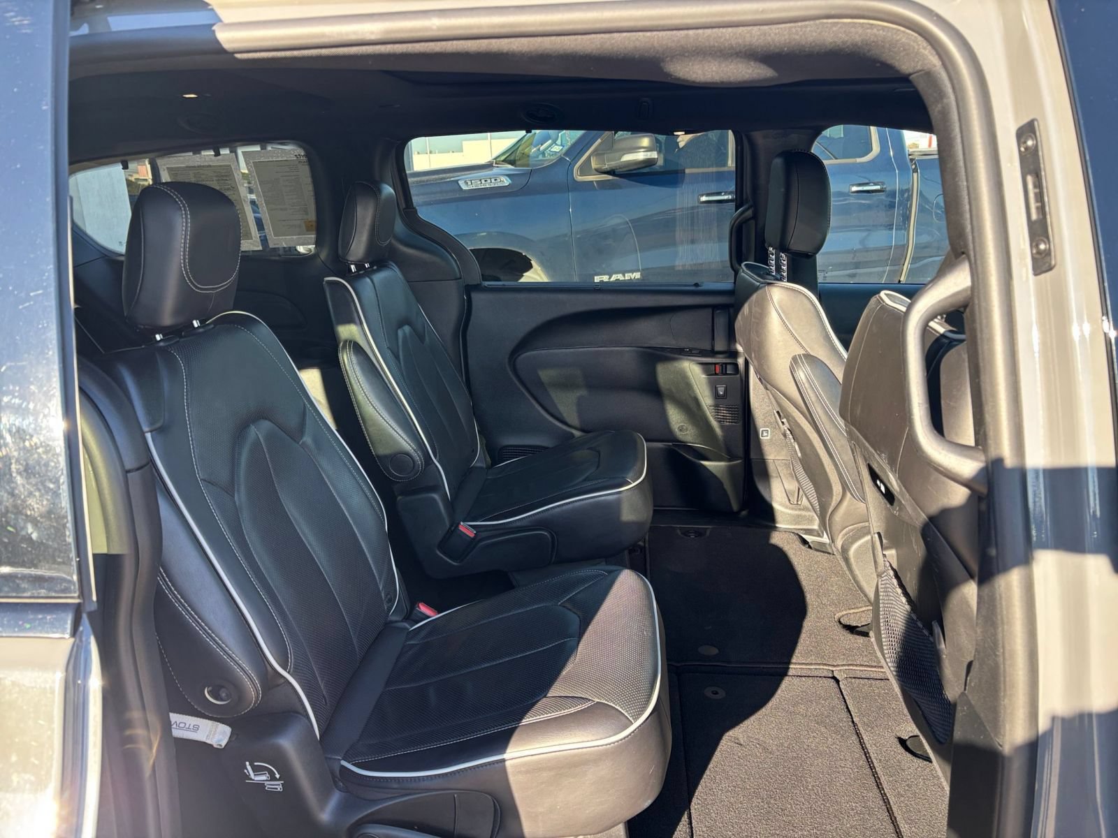 Used 2025 Chrysler Pacifica Limited FWD image 28