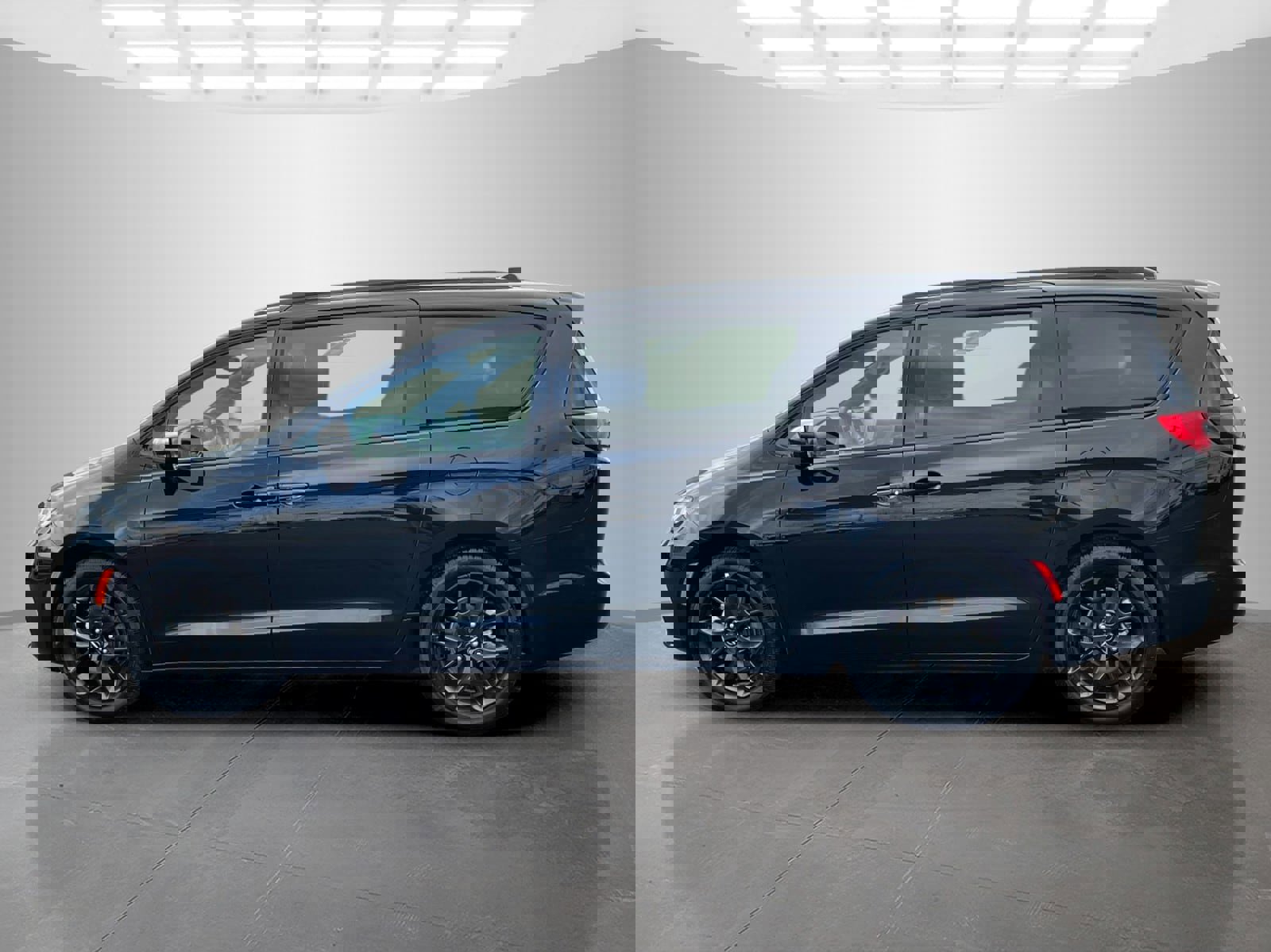 Used 2025 Chrysler Pacifica Limited image 7