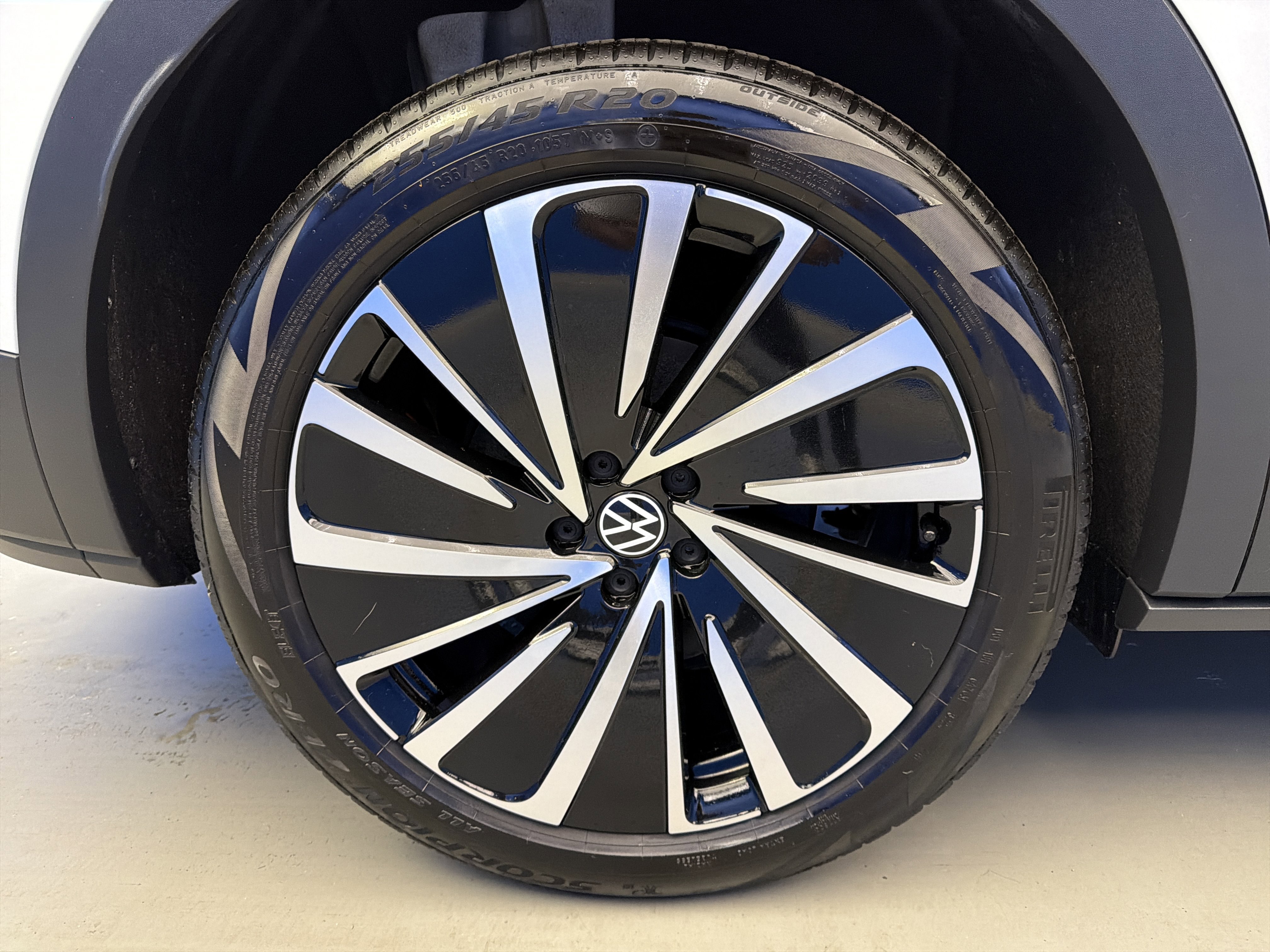 Certified 2025 Volkswagen ID.4 Pro AWD/4WD image 9