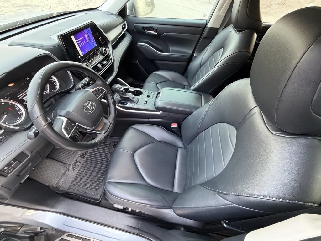 Used 2024 Toyota Highlander XLE FWD image 17