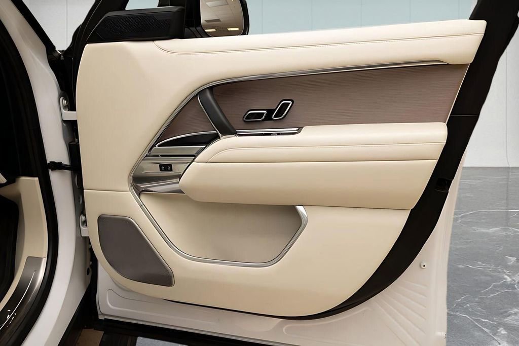 Used 2025 Land Rover Range Rover Autobiography image 34