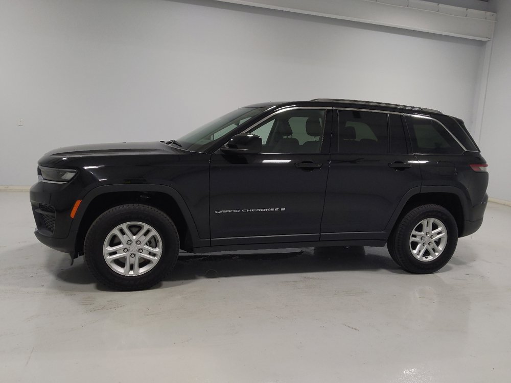 Used 2023 Jeep Grand Cherokee Laredo AWD/4WD image 2