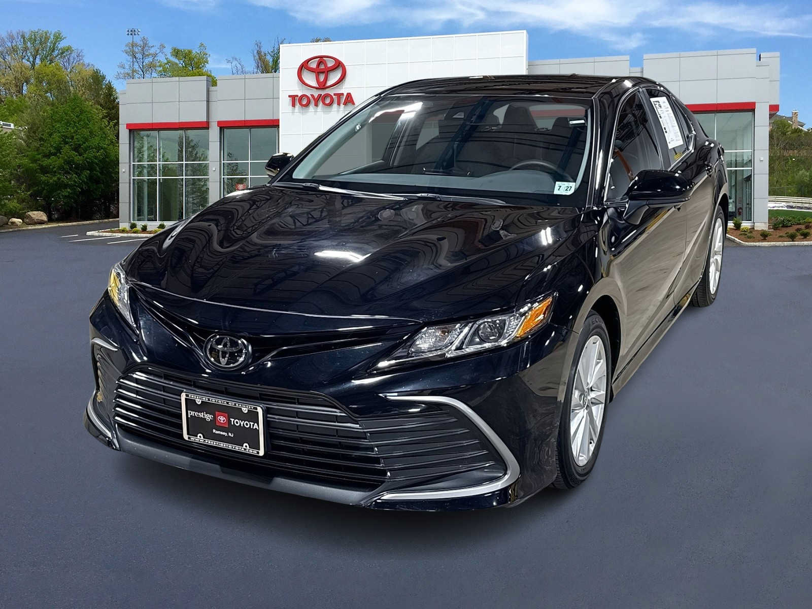 Certified 2022 Toyota Camry LE FWD image 1