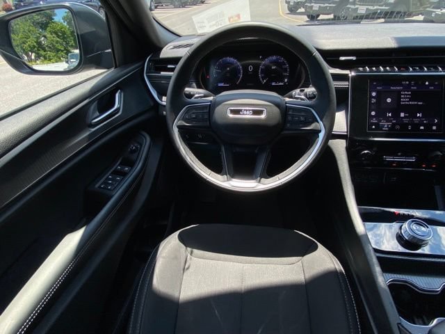 Used 2024 Jeep Grand Cherokee Laredo AWD/4WD image 27