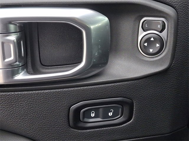 Used 2025 Jeep Wrangler Sahara image 29