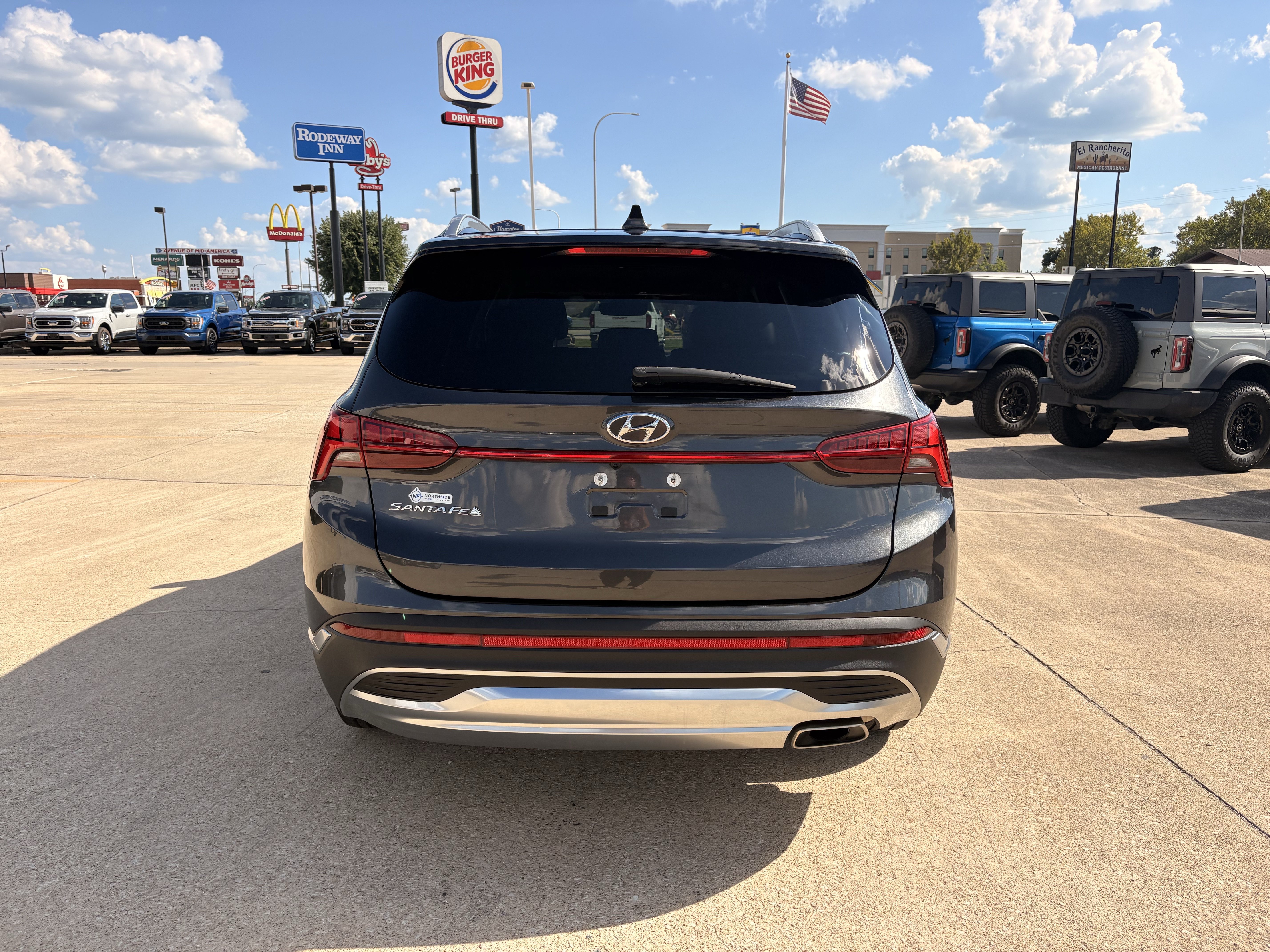 Used 2022 Hyundai Santa Fe SEL w/ Convenience + Premium Package FWD image 4
