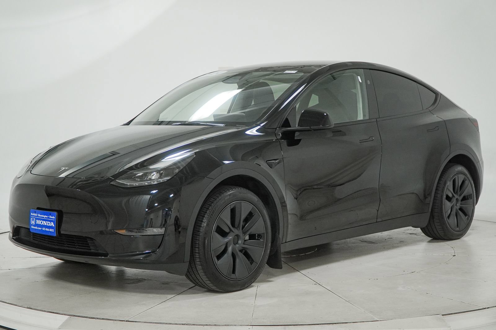 Used 2024 Tesla Model Y Long Range AWD/4WD image 3