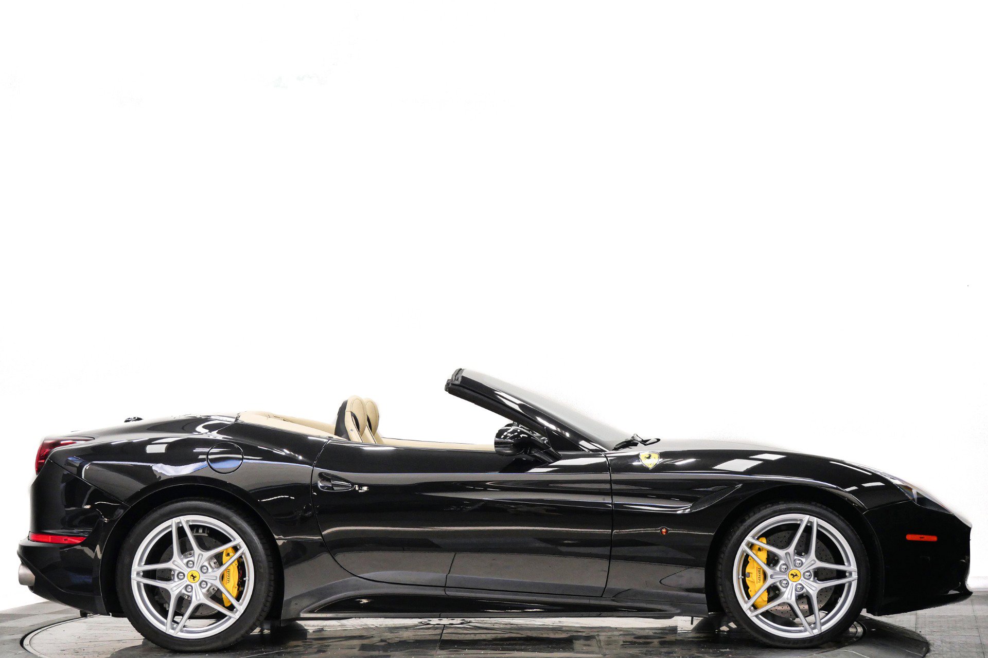 Used 2015 Ferrari California T RWD image 2