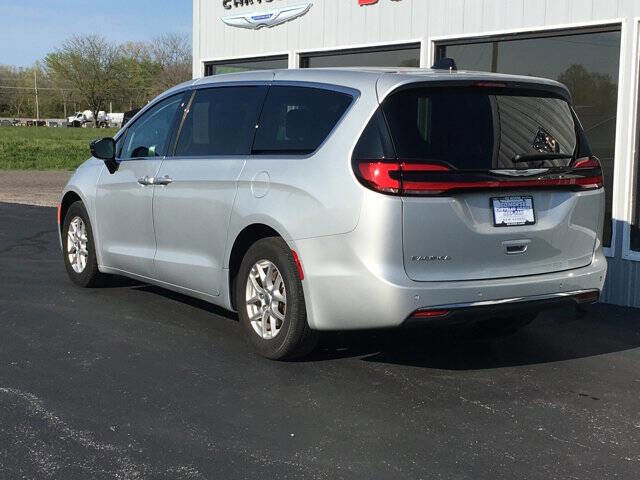Used 2024 Chrysler Pacifica Touring-L image 5