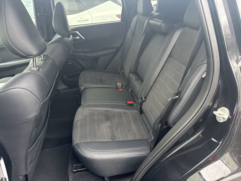 Used 2025 Mitsubishi Outlander SE image 9