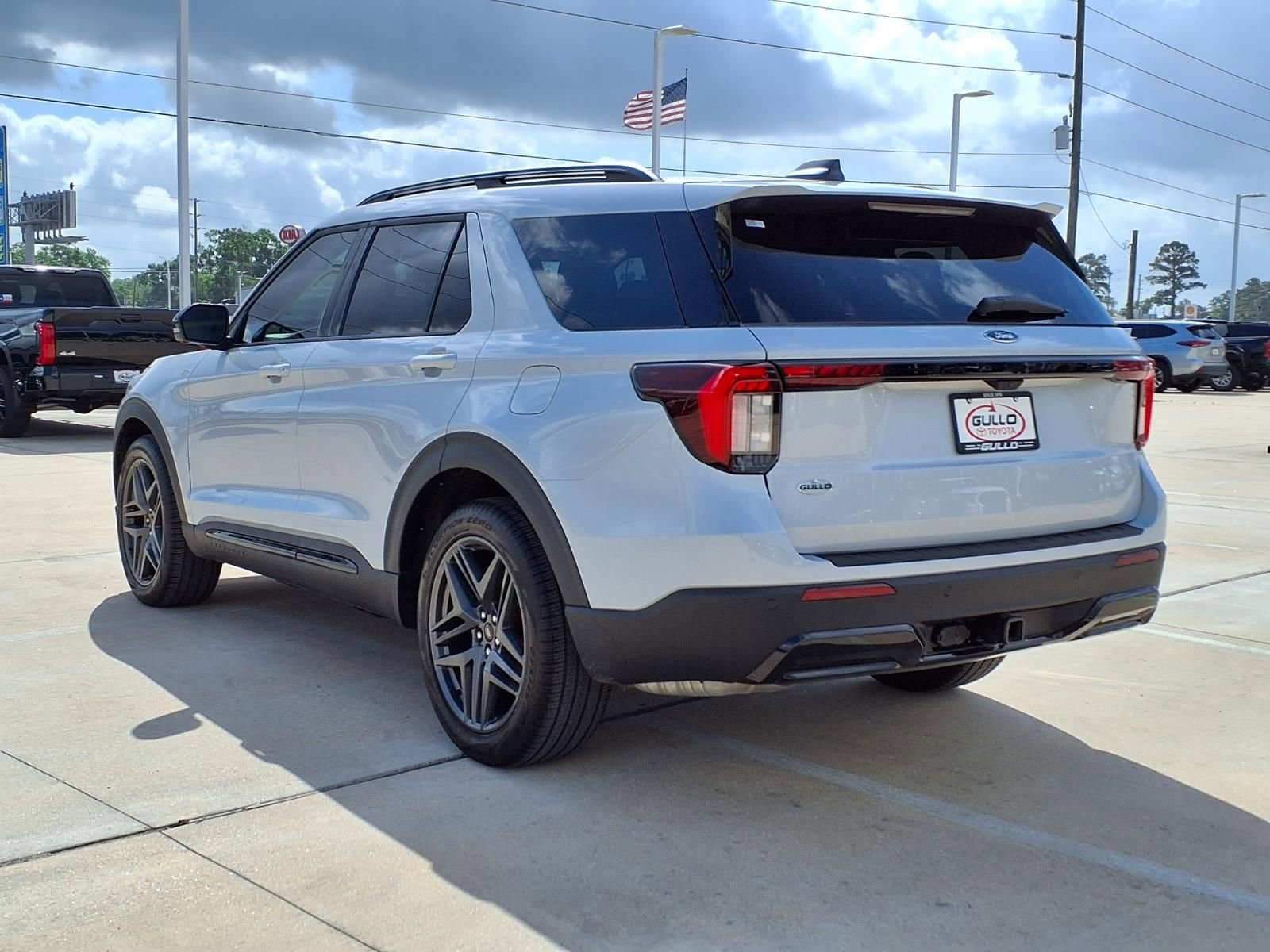 Used 2026 Ford Explorer ST-Line w/ ST-Line Street Pack RWD image 2