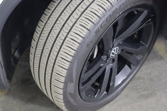 Used 2023 Volkswagen Tiguan SE R-Line FWD image 35