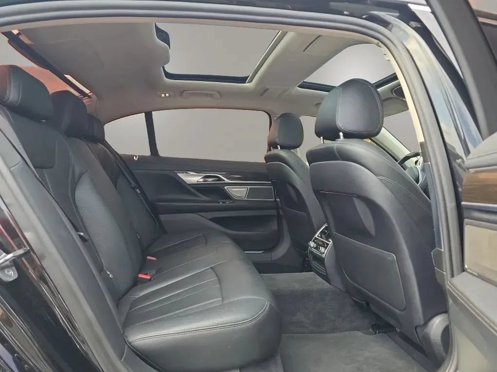 Used 2019 BMW 740i w/ Cold Weather Package RWD image 49