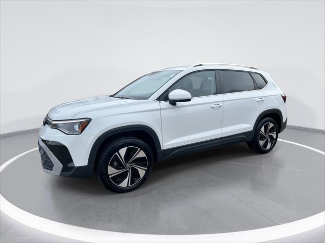 Used 2025 Volkswagen Taos SE image 1