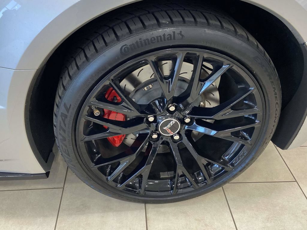 Used 2015 Chevrolet Corvette Z06 w/ 3LZ Preferred Equipment Group RWD image 12