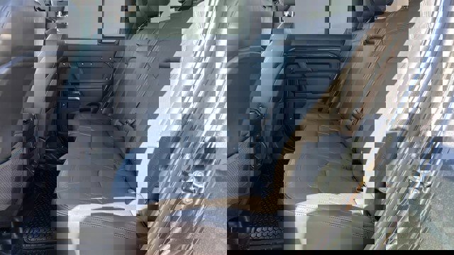 Used 2025 Land Rover Defender 110 X-Dynamic SE image 19