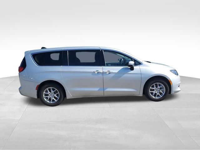 Used 2023 Chrysler Voyager LX FWD image 3