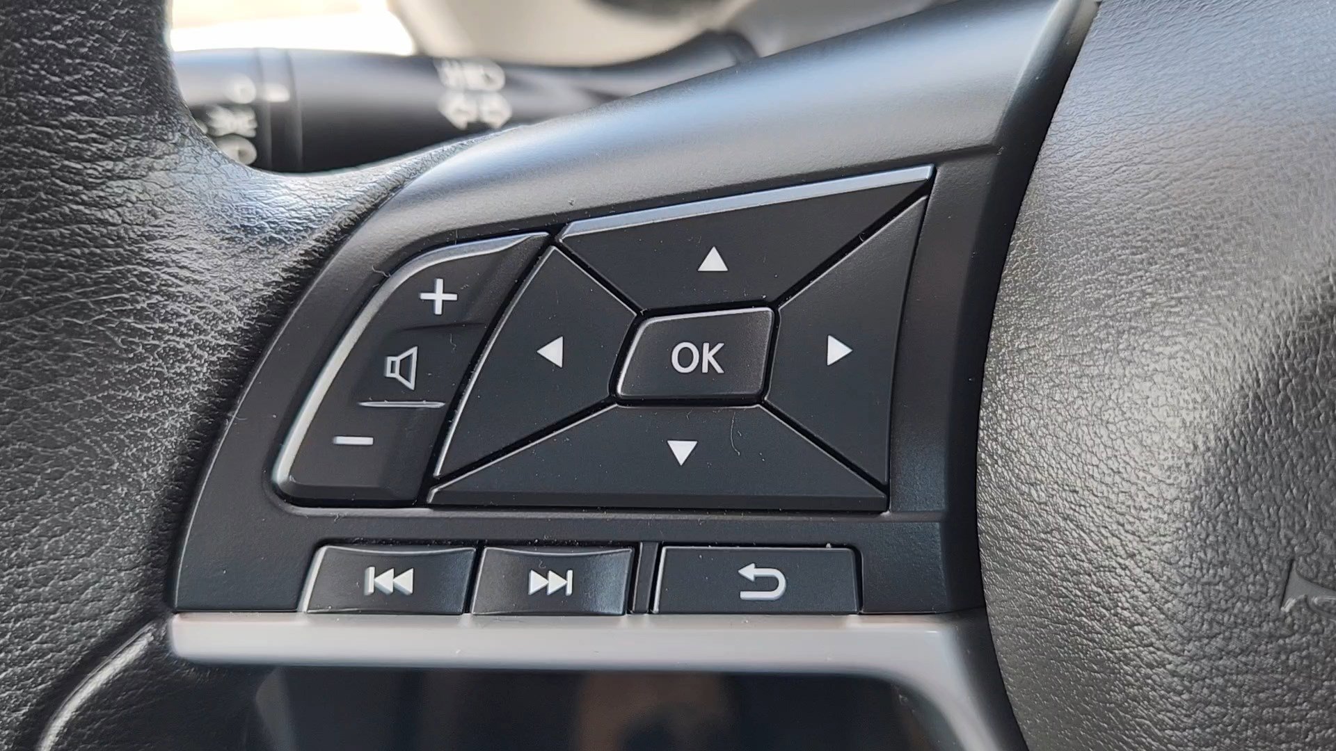 Used 2025 Nissan Altima 2.5 SV FWD image 12