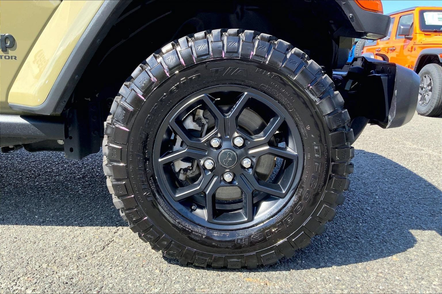 Certified 2025 Jeep Gladiator Sport AWD/4WD image 9