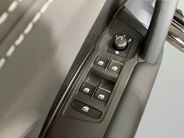 Certified 2025 Volkswagen Tiguan SE w/ Panoramic Sunroof Package AWD/4WD image 19