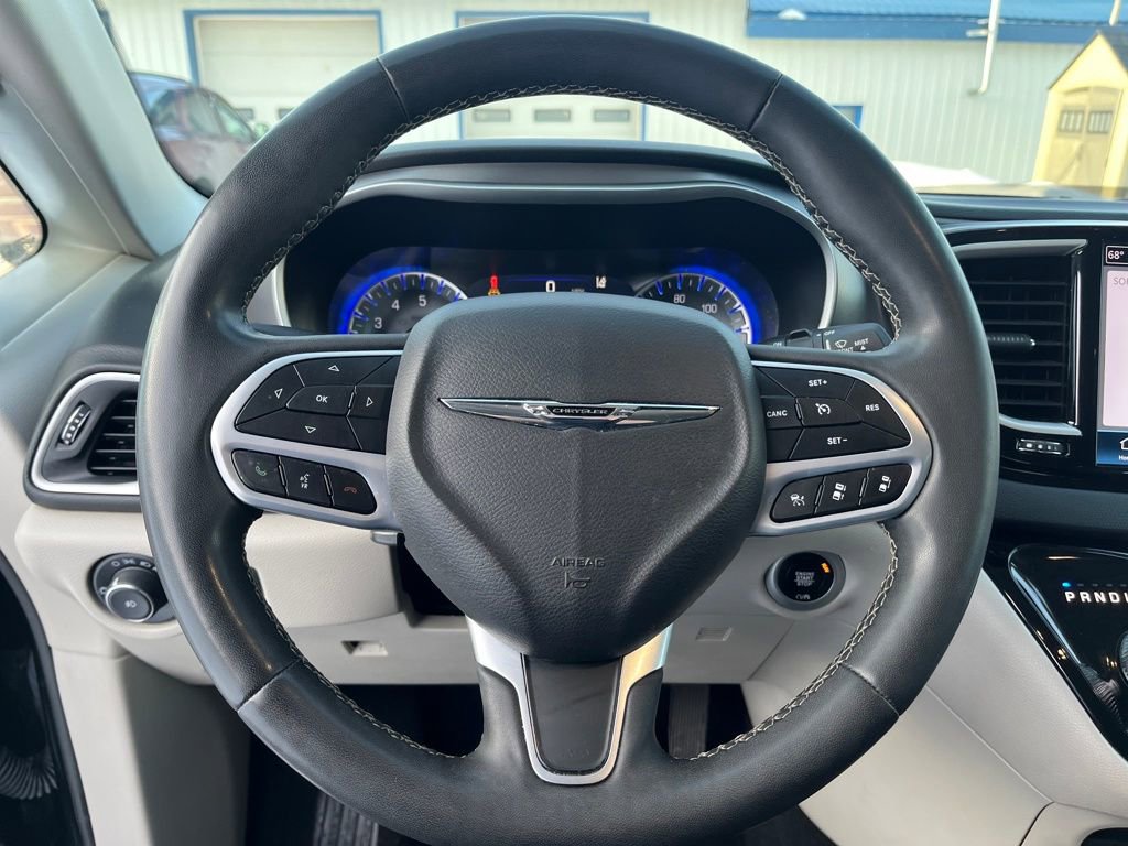 Used 2023 Chrysler Pacifica Touring-L image 18