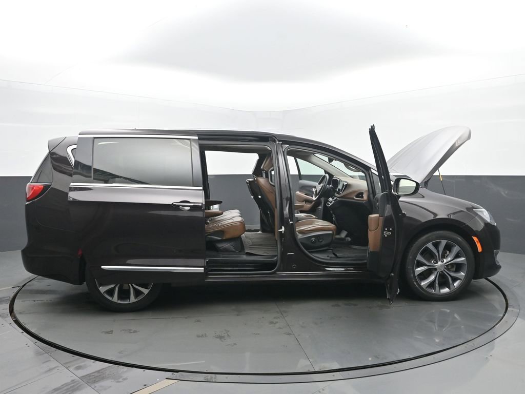 Used 2018 Chrysler Pacifica Limited image 57
