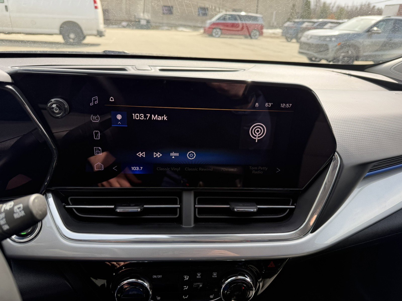 Used 2024 Chevrolet Trax LT w/ LT Convenience Package image 15