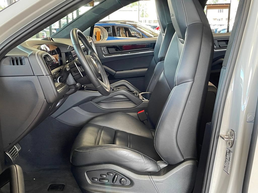 Used 2024 Porsche Cayenne Turbo AWD/4WD image 13