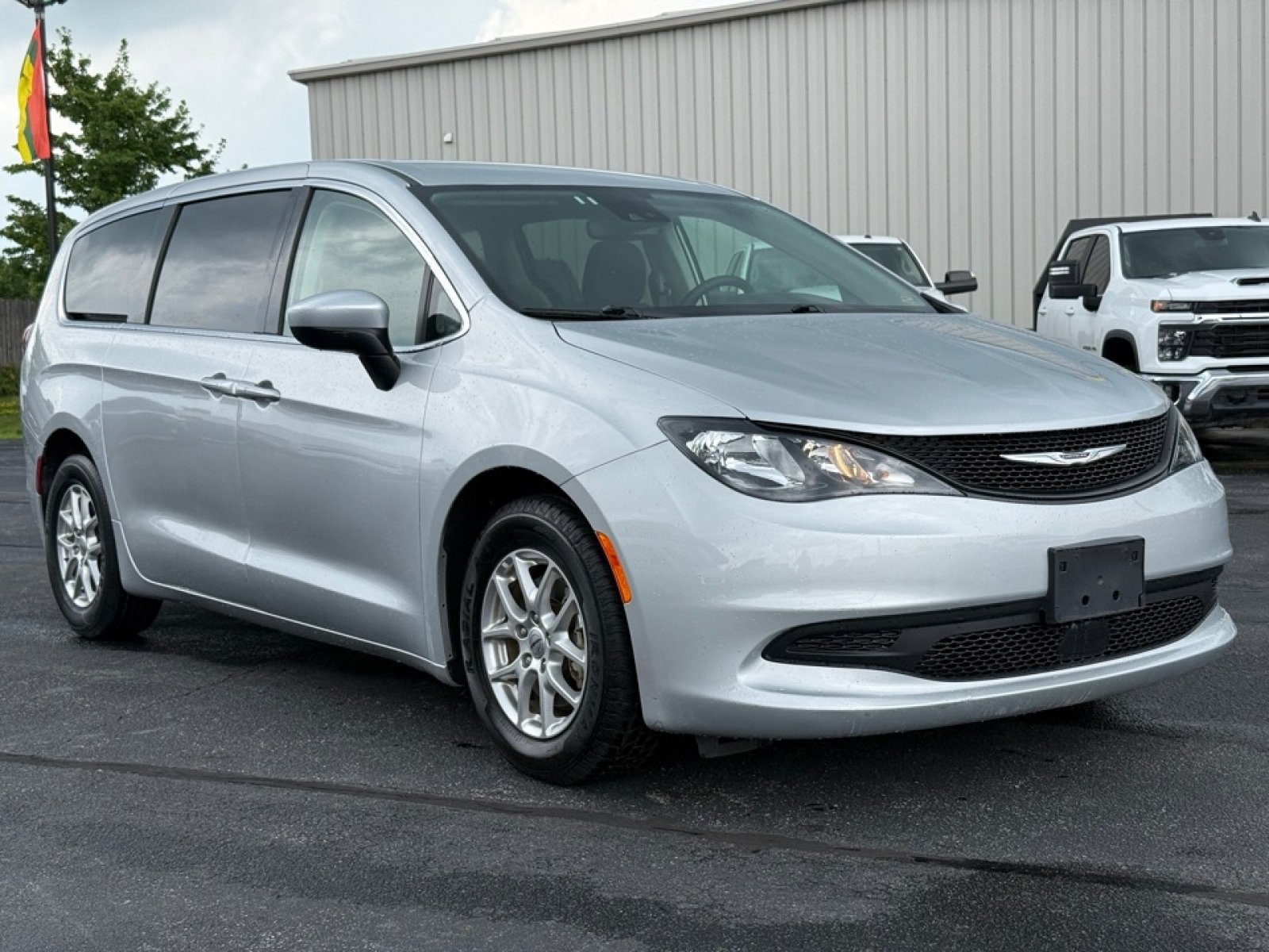 Used 2023 Chrysler Voyager LX FWD image 2