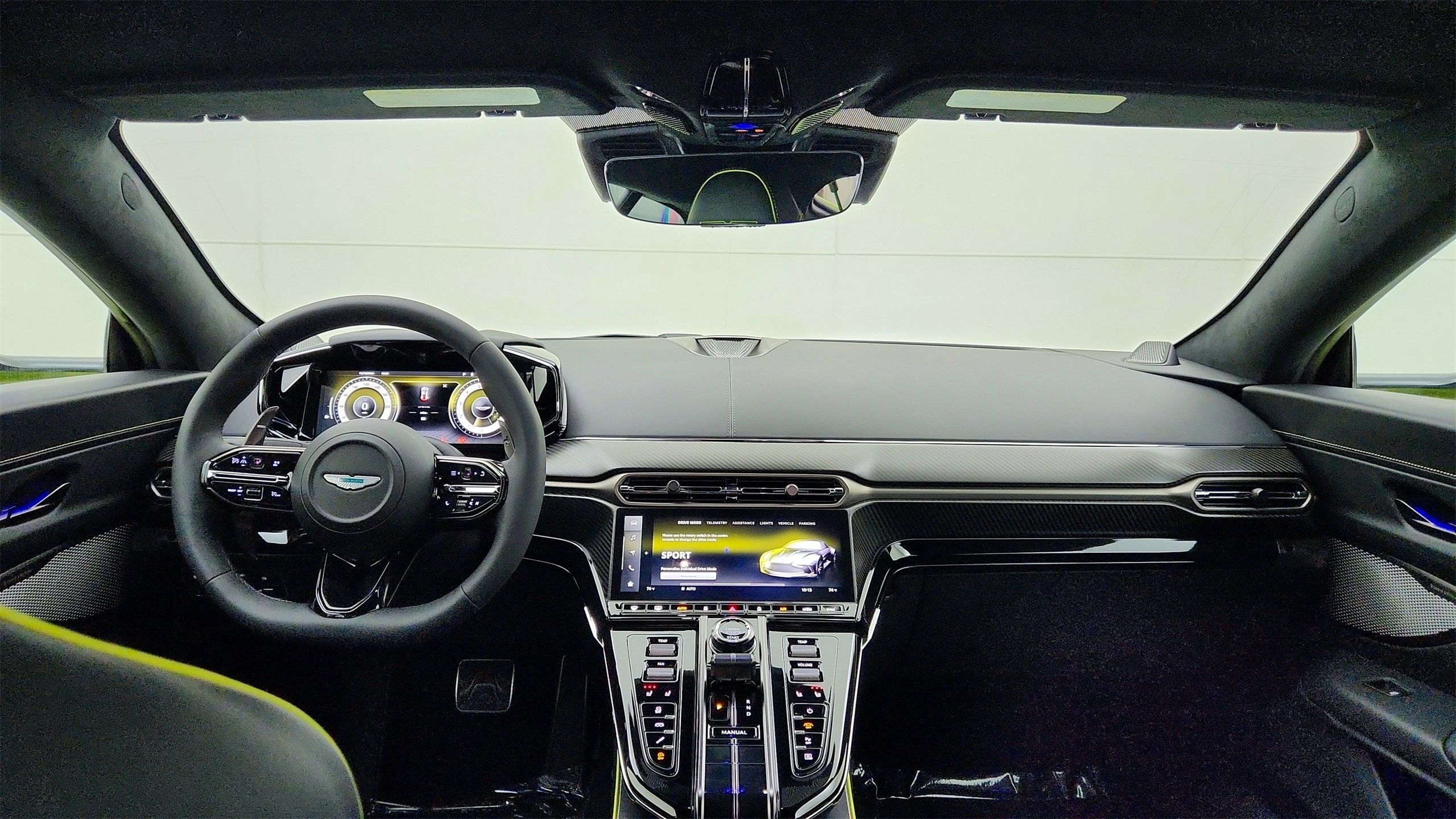 Used 2025 Aston Martin V8 Vantage Coupe image 17