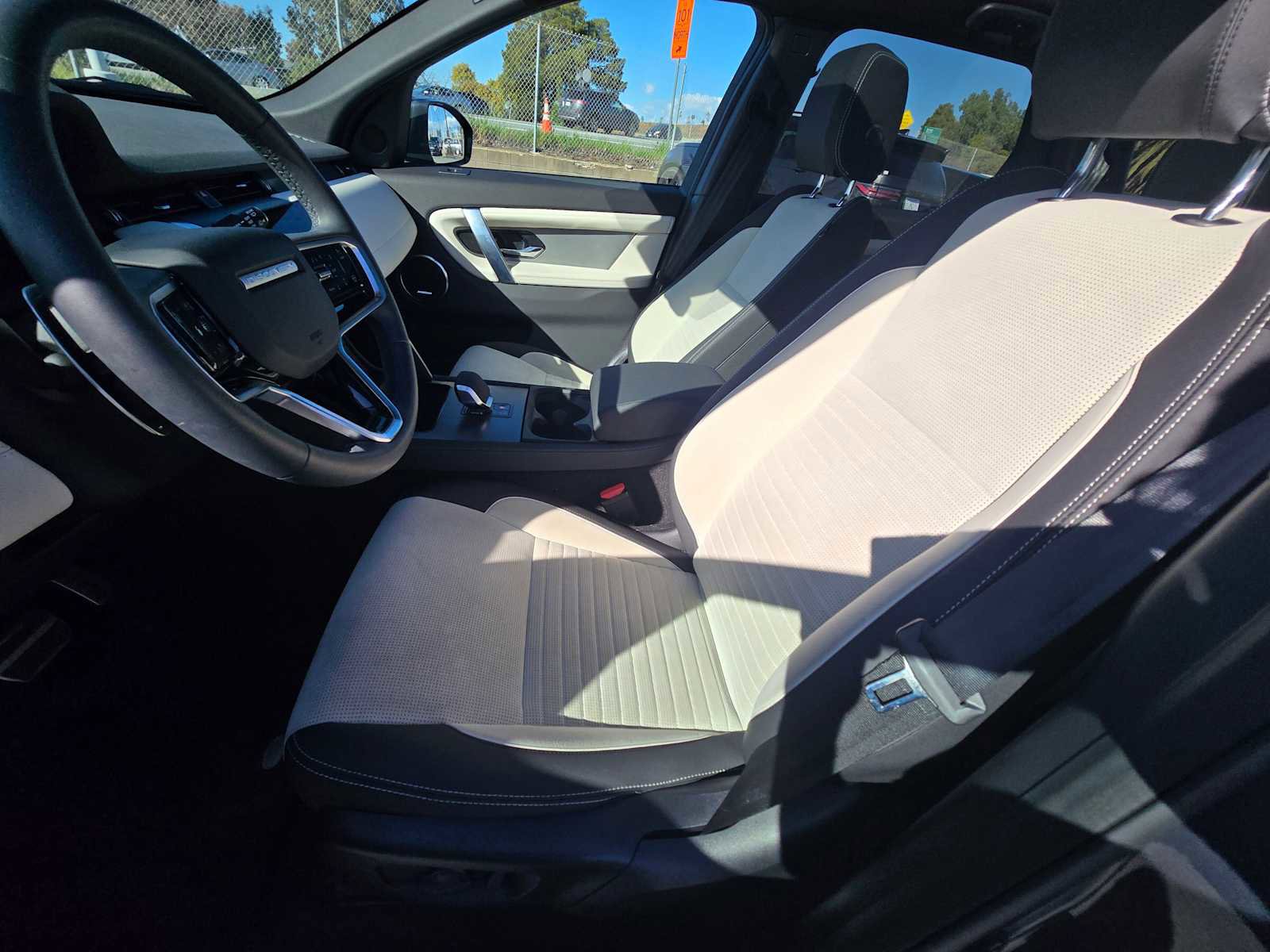 Used 2025 Land Rover Discovery Sport Dynamic SE image 24