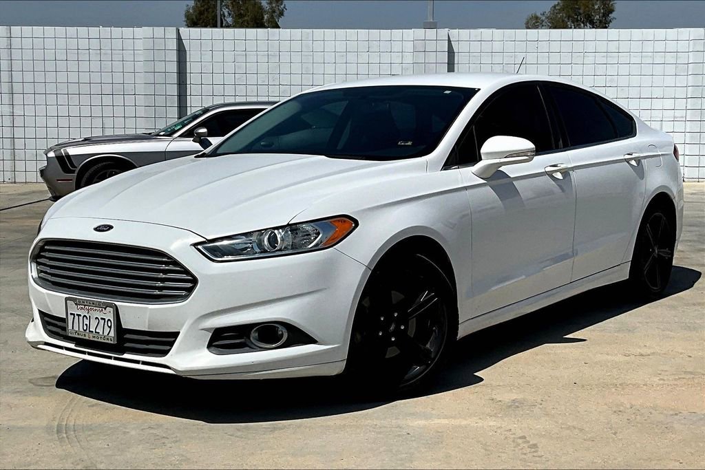 Used 2016 Ford Fusion SE image 2