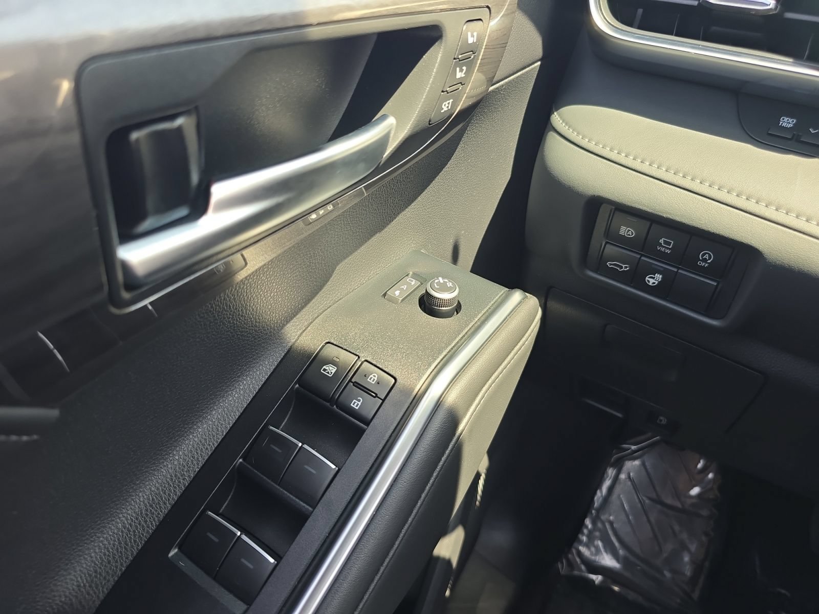 Certified 2025 Toyota Highlander Platinum AWD/4WD image 23