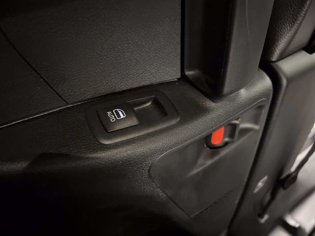 Used 2027 Chrysler Pacifica Select FWD image 25